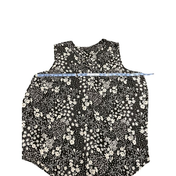 TORRID Harper Black White Floral Blouse Size 3 EUC! - Picture 11 of 12